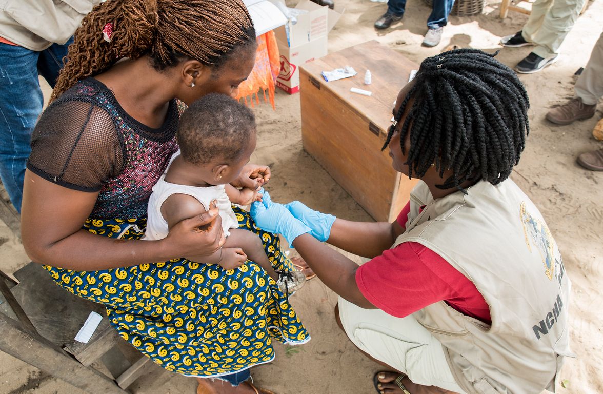 LMH, Comunity health worker with child