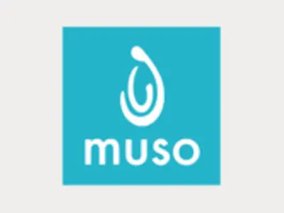 Muso Logo mit einem weissen, stilisierten Tropfensymbol auf einem hellblauen Hintergrund